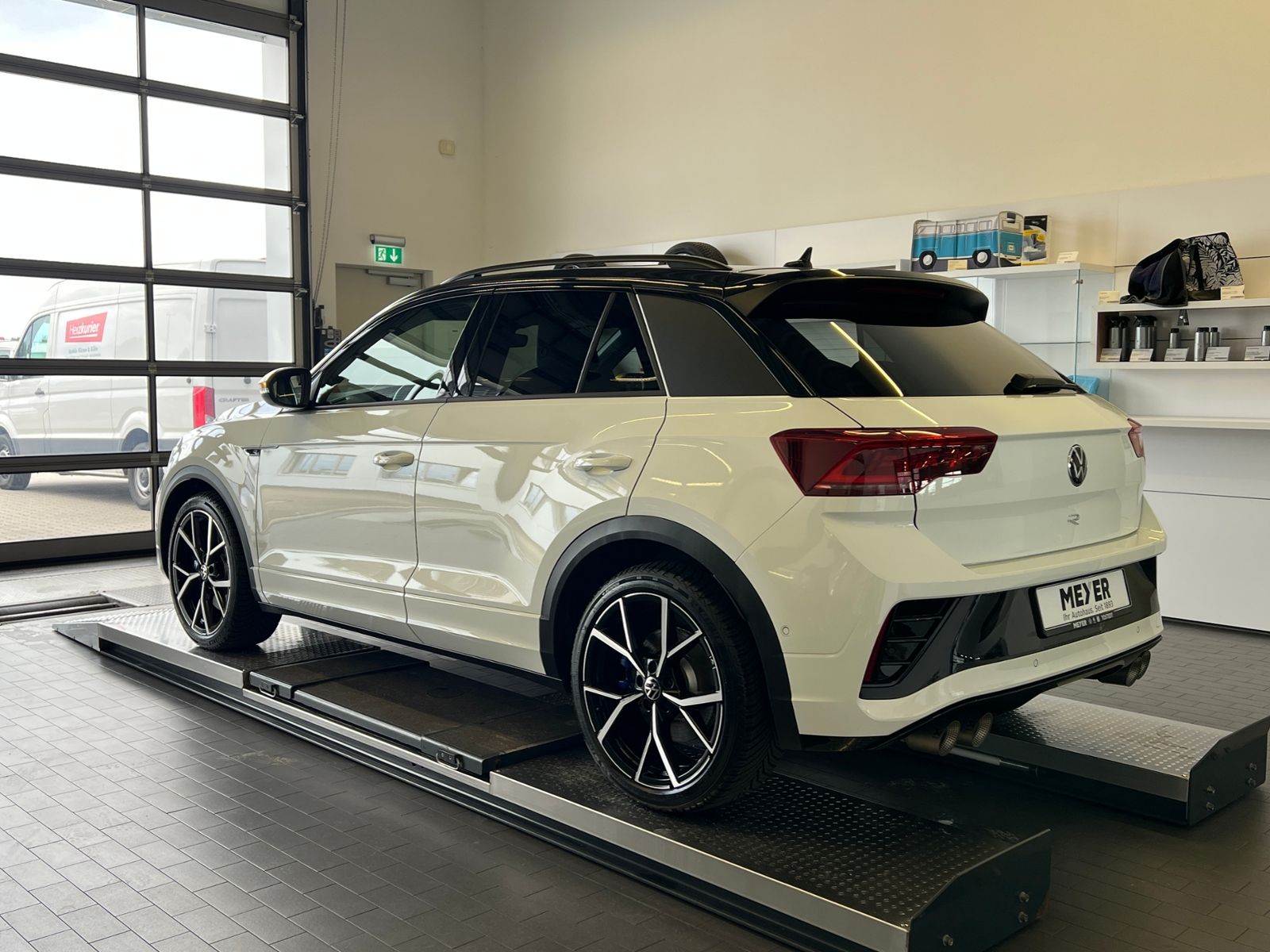 Fahrzeugabbildung Volkswagen T-Roc R 2.0 TSI DSG 4Motion*R-Performance, Black