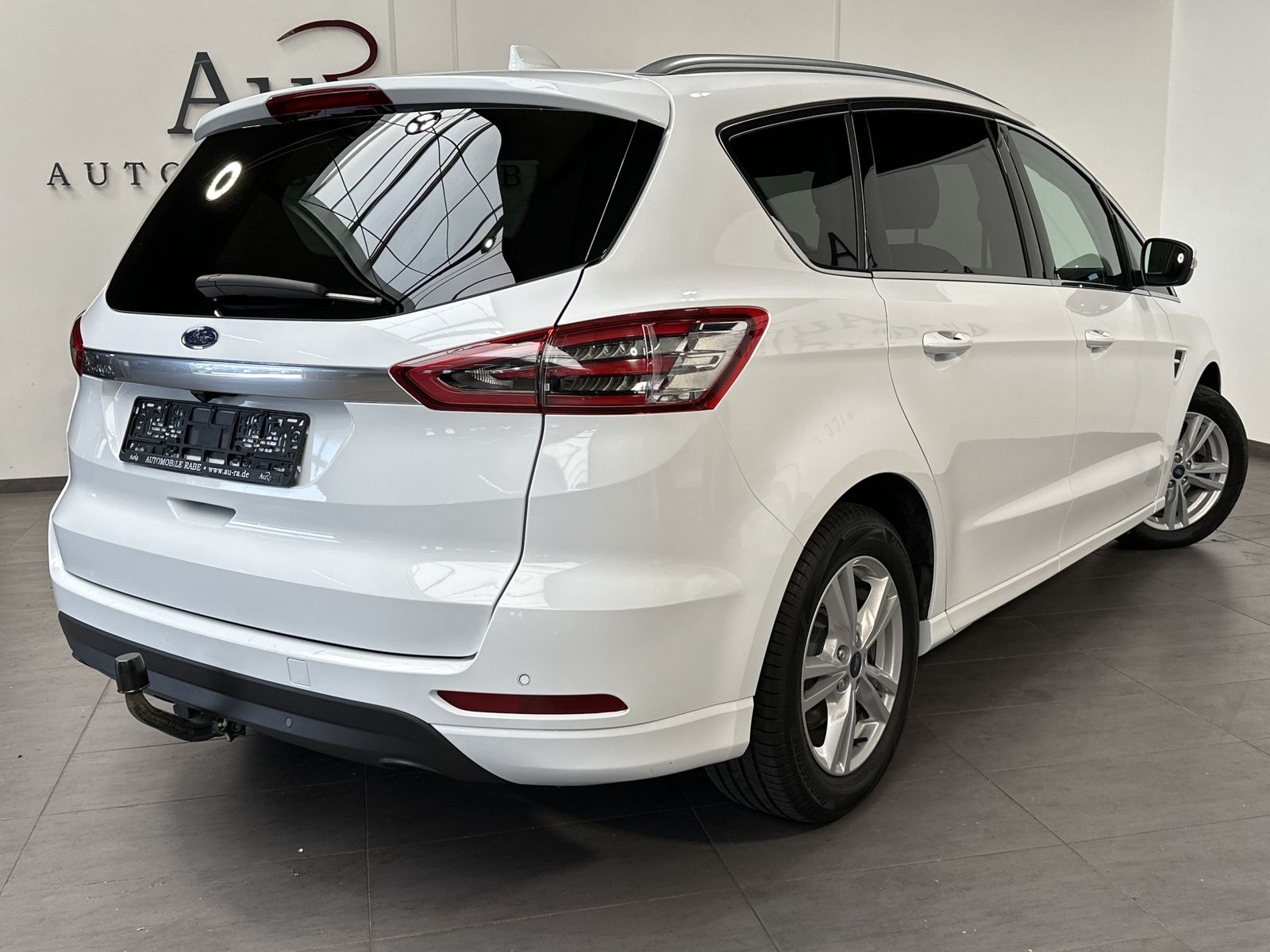 Fahrzeugabbildung Ford S-MAX 2.0 EB Aut. Titanium 7-Sitzer NAV+LED+AHK