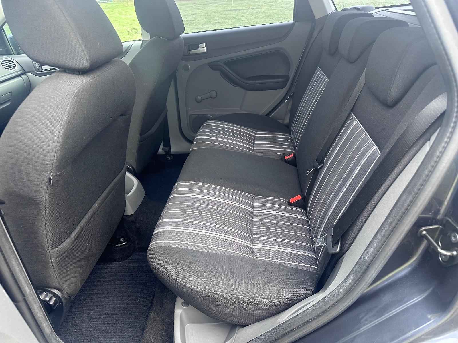 Ford Focus 2010 — photo 11
