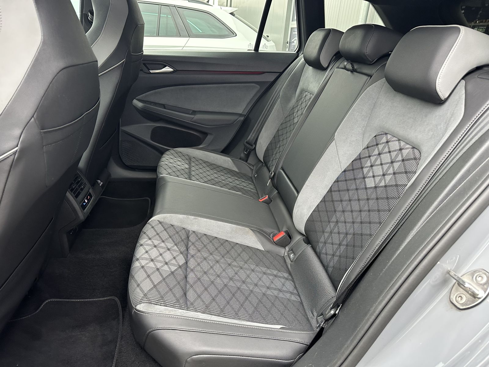 Fahrzeugabbildung Volkswagen Golf Variant R-Line 4Motion NAV+LED+AHK+ACC+17ZO