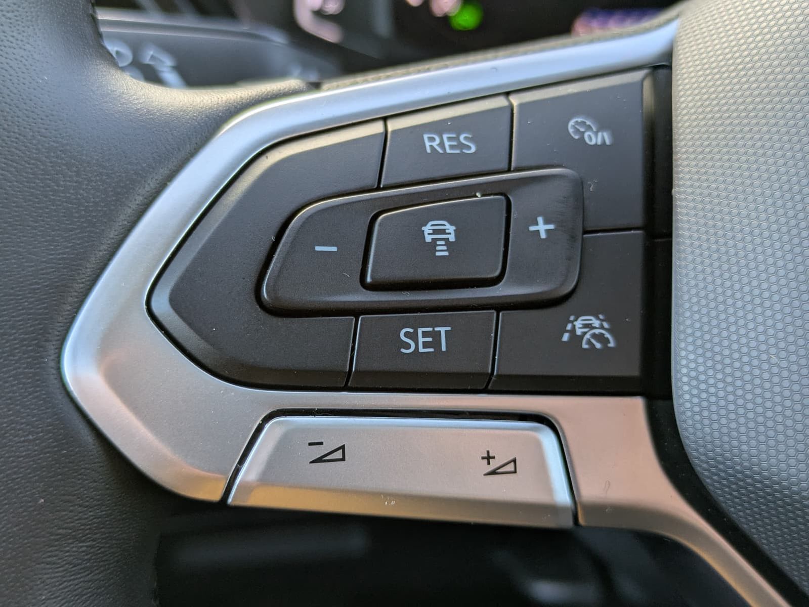 Fahrzeugabbildung Volkswagen Touran 2.0 DSG R-Line High. Pano 7-Si IQ.Dri AHK