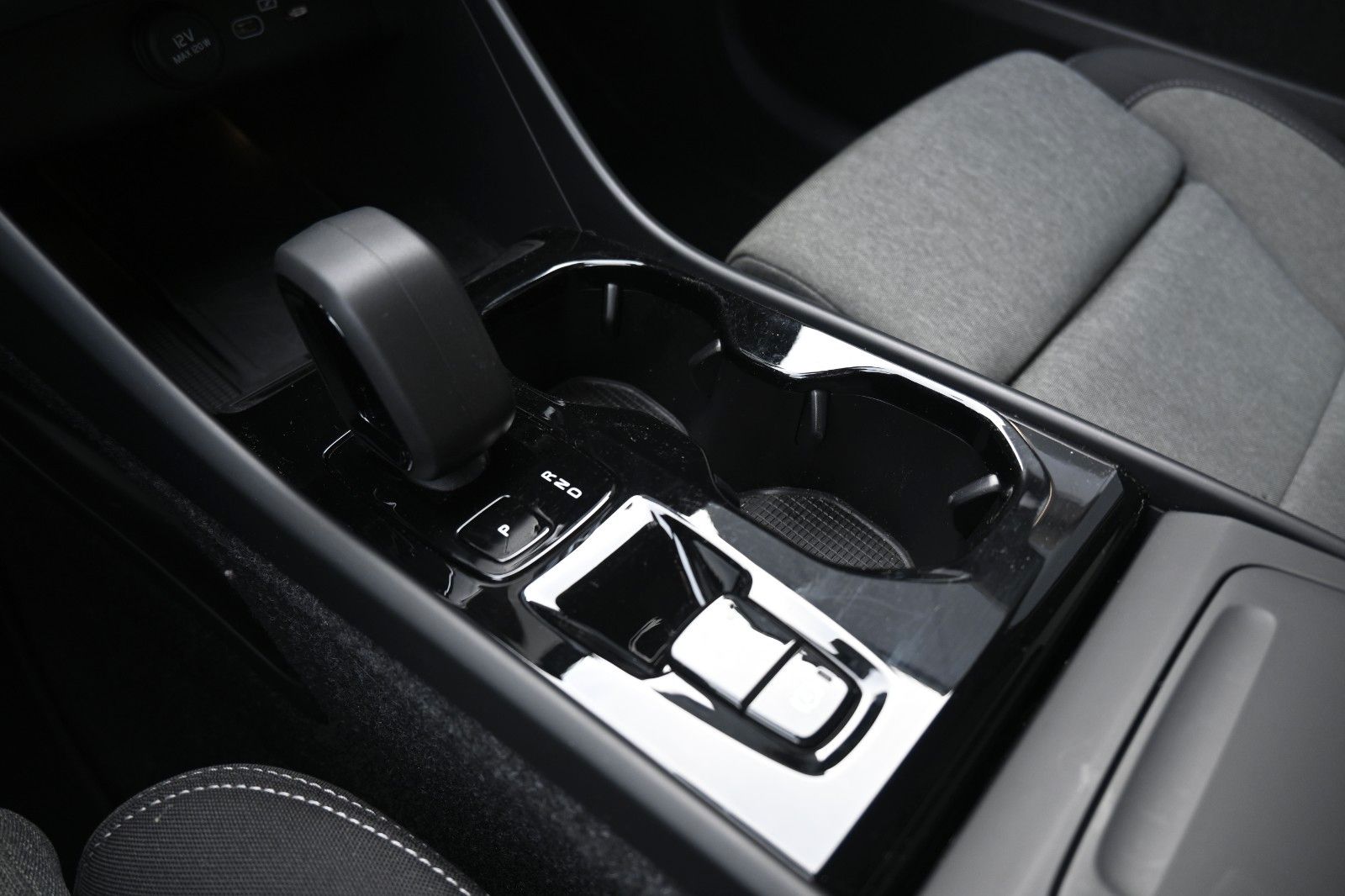 Fahrzeugabbildung Volvo XC40 B3 DKG Plus Black Edition*FSHZG*360*H&K*ACC