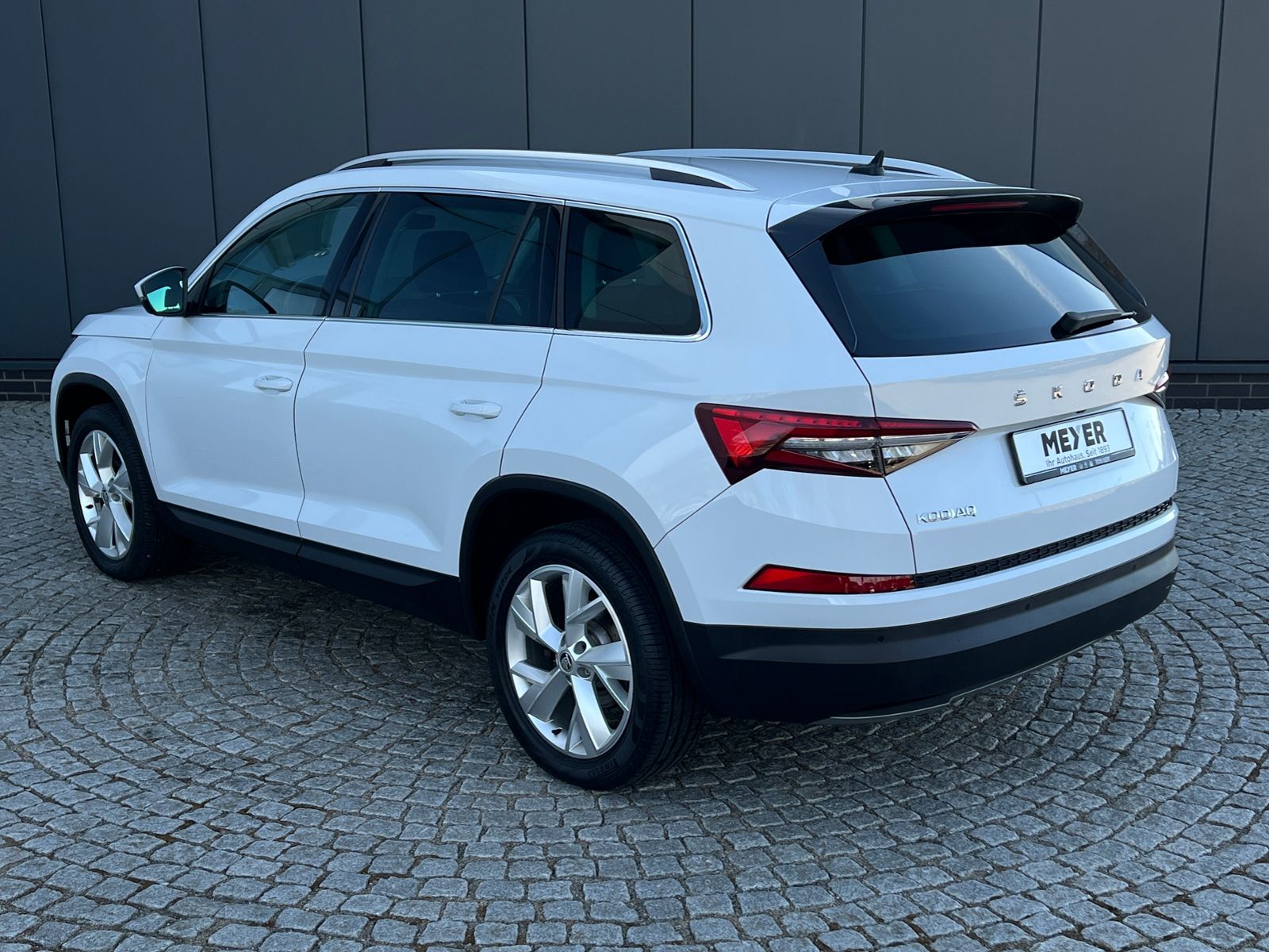 Fahrzeugabbildung SKODA Kodiaq Style 1.5 TSI DSG FL *AHK, LED, ACC, 19"-