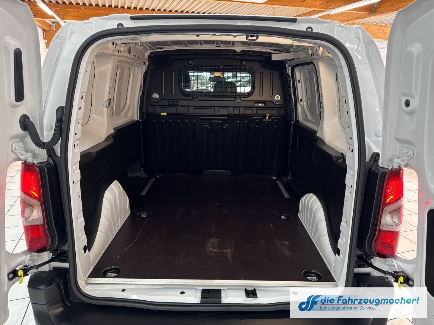 Fahrzeugabbildung Toyota Proace City L1 Meister Navi Apple CarPlay Androi