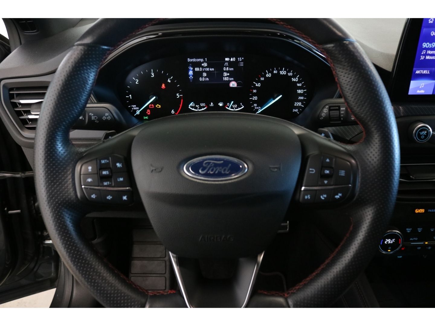 Fahrzeugabbildung Ford Focus Turnier ST-Line Automatik LED Kamera