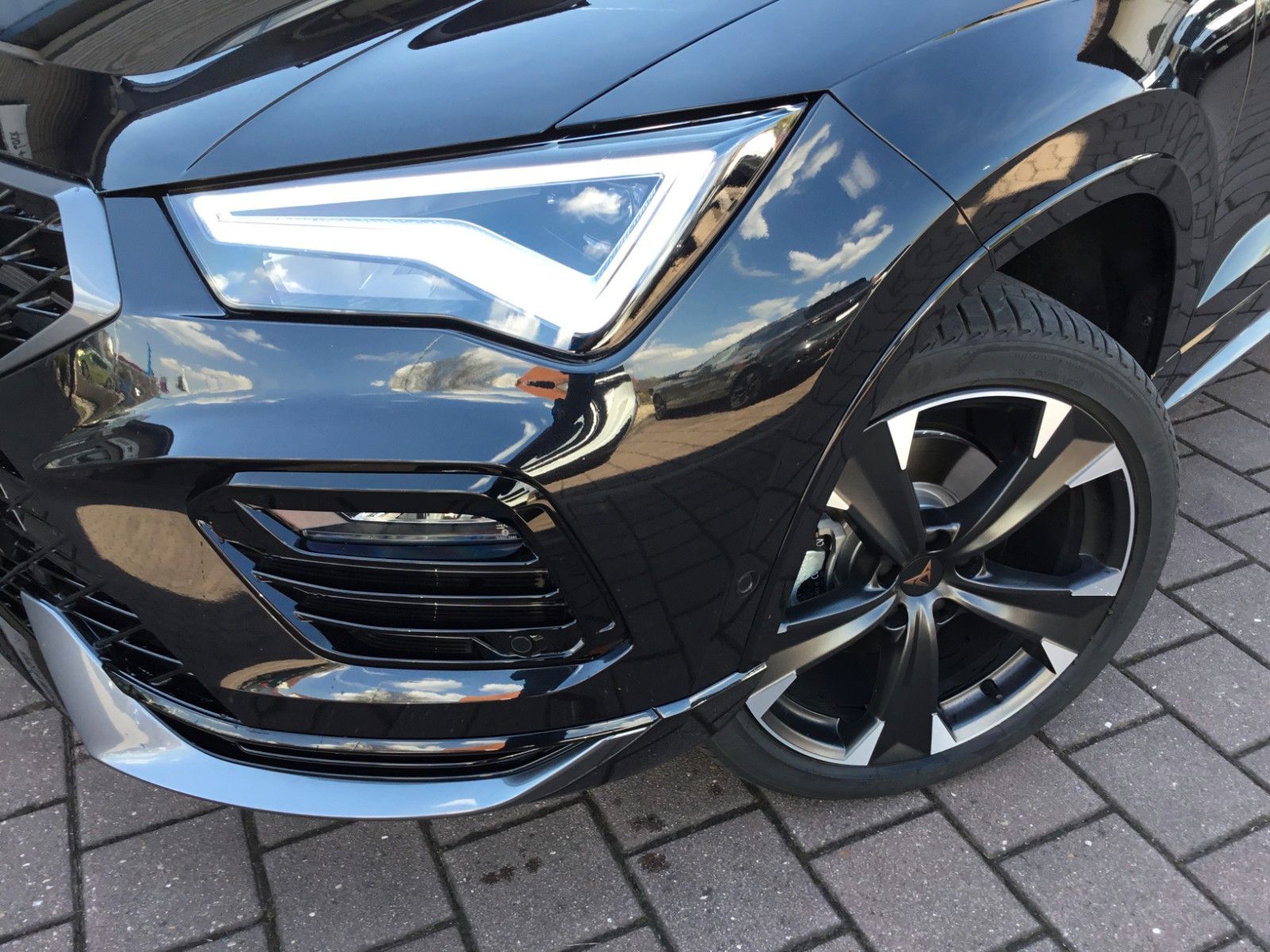 Fahrzeugabbildung CUPRA Ateca 2.0 TSI 4Drive DSG+Pano+AHK+19"+ACC+LED