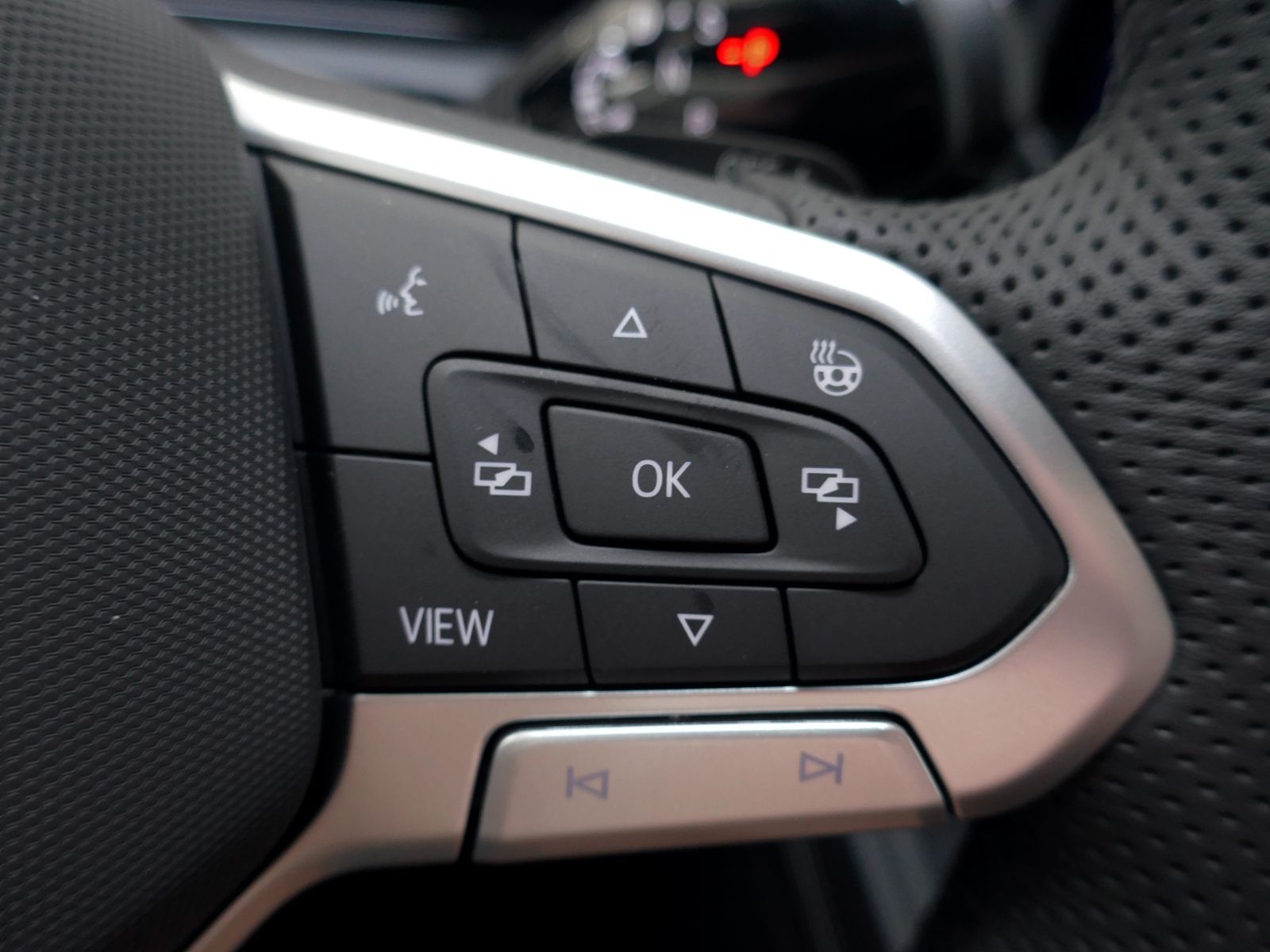 Fahrzeugabbildung Volkswagen T-Roc R-Line 1.5 eTSI DSG | LED AHK RFK ACC Navi