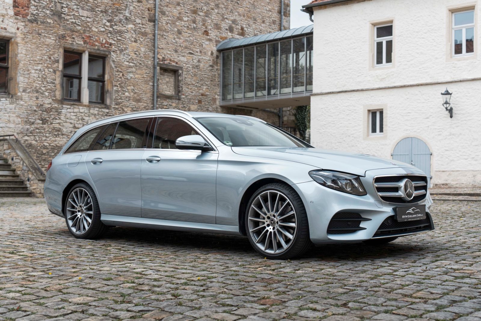 Fahrzeugabbildung Mercedes-Benz E 400 AMG 4MATIC LED KAM NAV ALC 8FACH AHK ACC
