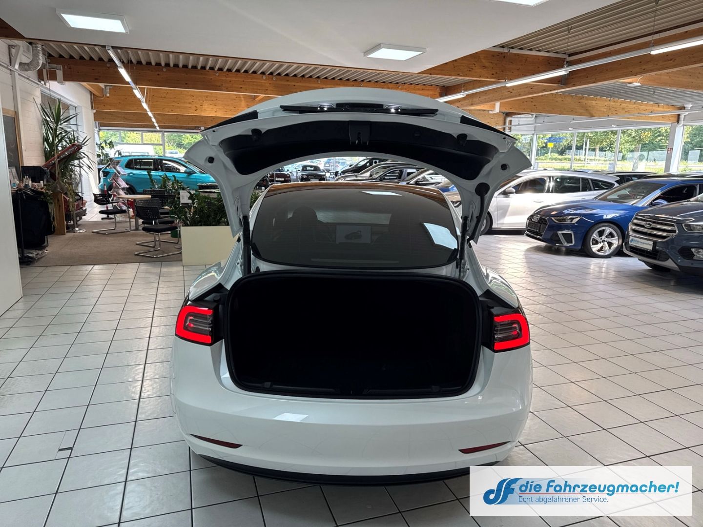 Fahrzeugabbildung Tesla Model 3 Basis RWD Soundsystem ACC El. Heckklappe