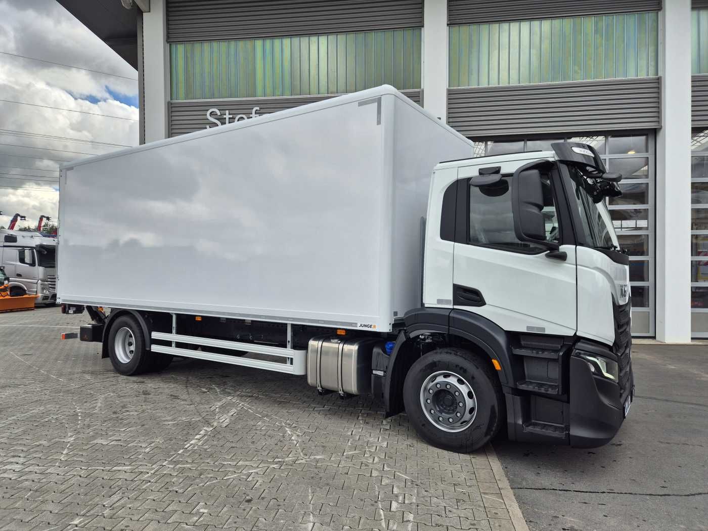 Fahrzeugabbildung Iveco AD190S40/P 4x2 Ladebordwand 2.000kg Navi ACC