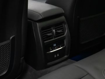 Fahrzeugabbildung BMW 330e M Sport Panorama Kamera HUD DAB HiFi Komfor