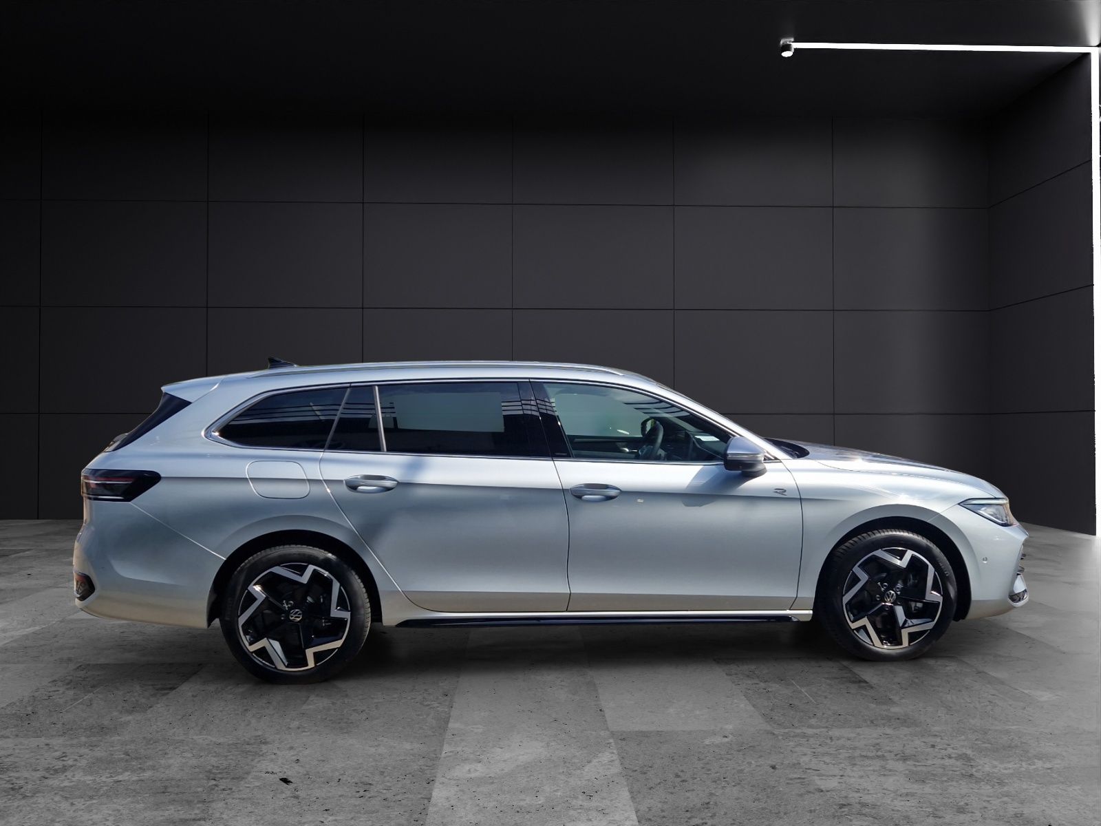 Fahrzeugabbildung Volkswagen Passat Variant 1.5 TSI eHybrid R-Line Matrix AHK