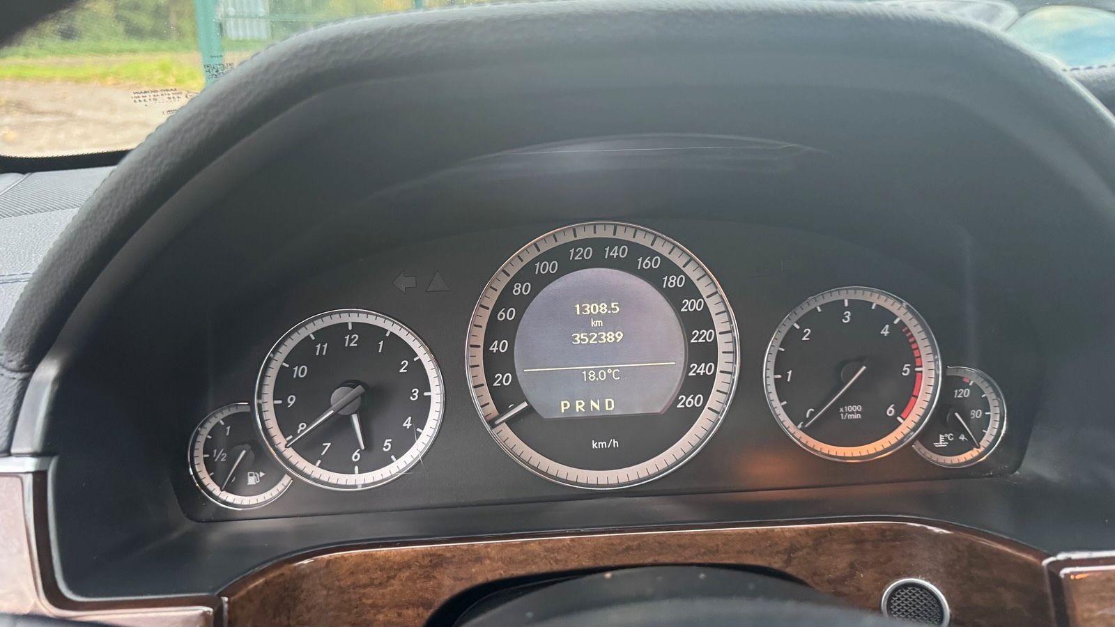 Mercedes-Benz E220 2010 — photo 13