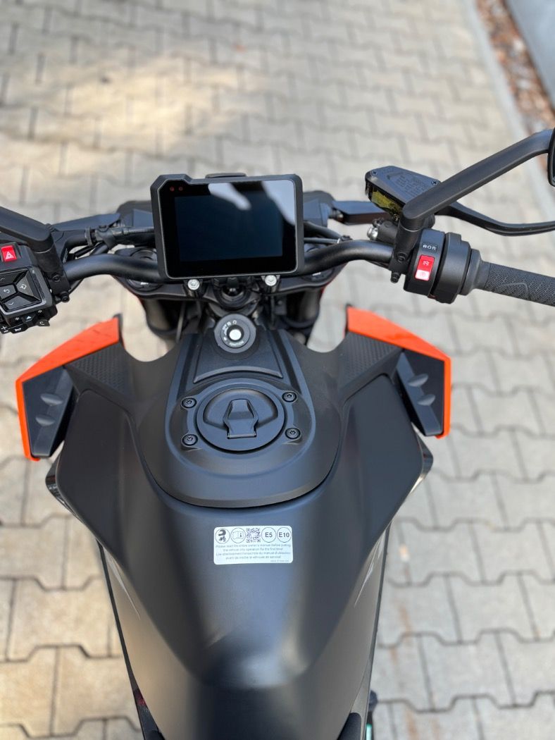 Fahrzeugabbildung KTM 990 Duke Modell 2024