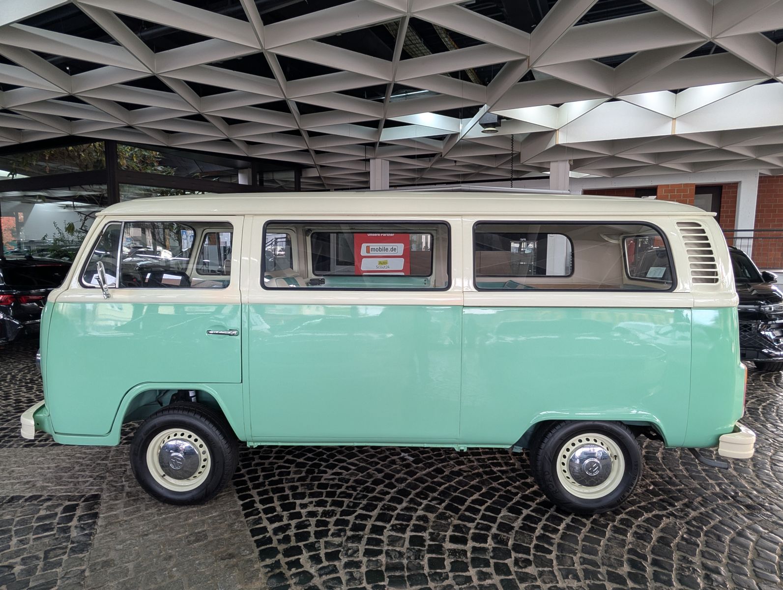 Fahrzeugabbildung Volkswagen T2 Fensterbus 9 Sitzer H-Zulassung frame off
