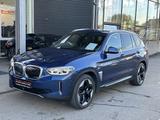 BMW iX3 Impressive Head-Up, Harman Kardon, Drivin... - mit Elektro-Antrieb: Blau, Panorama-Dach, Geländewagen