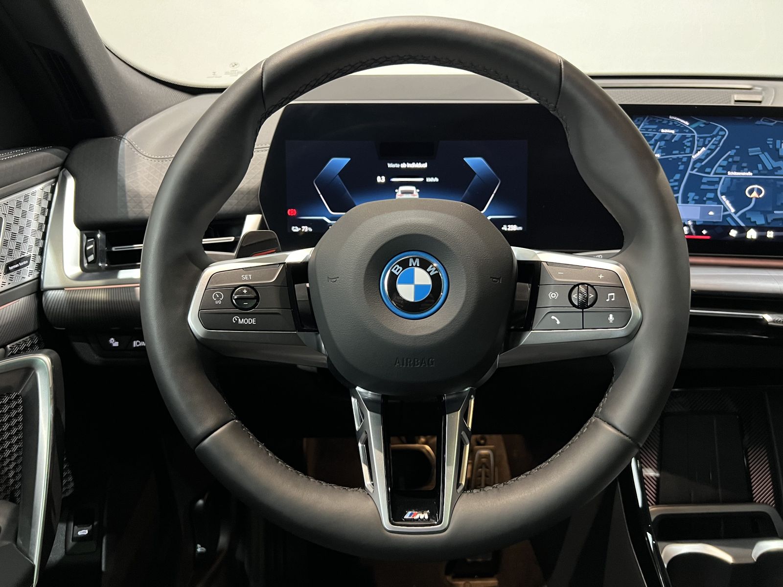 Fahrzeugabbildung BMW iX2 M Sportpaket Glasdach Head-Up