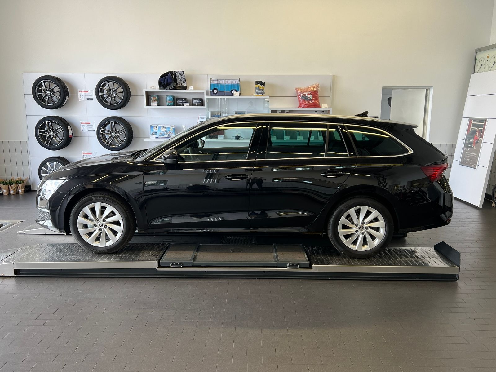 Fahrzeugabbildung SKODA Octavia Combi FL Exclusive 1.5 TSI mHEV DSG *LED