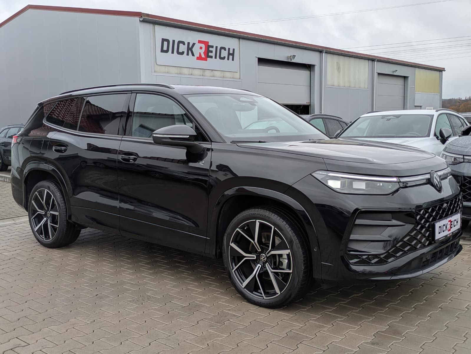 Fahrzeugabbildung Volkswagen Tayron 2.0 TDI 4M R-Line BLACK*7Si*MATRIX*PANO