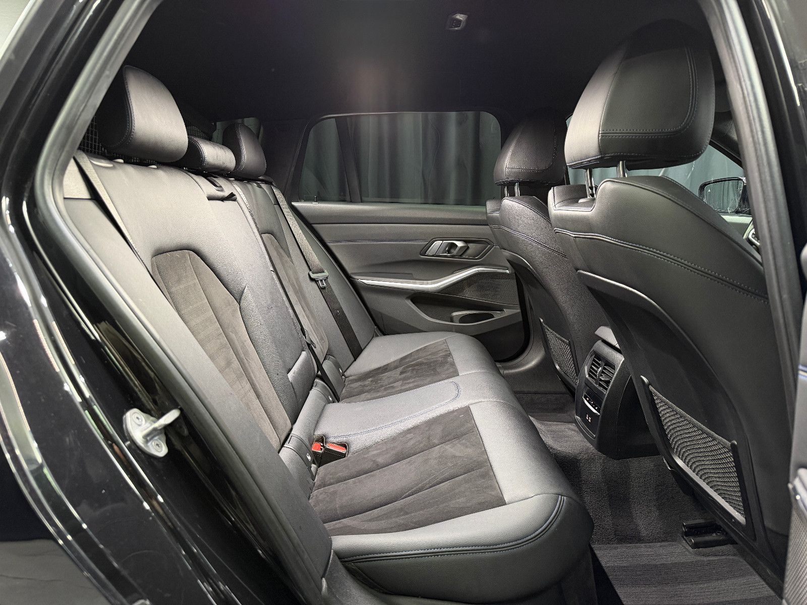 Fahrzeugabbildung BMW 320i Touring M Sport|HIFI|RF-CAM|ACC