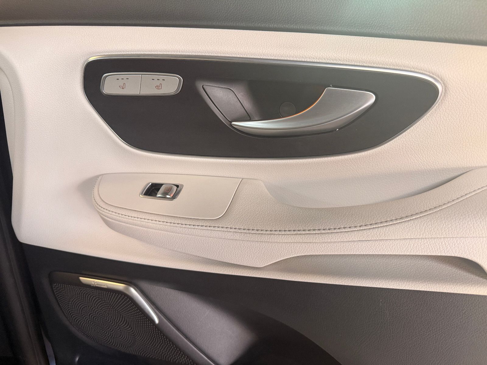 Fahrzeugabbildung Mercedes-Benz V 250/AVANTGARDE/LANG/4MATIC/LEDER/LED/NAVI/6SIT