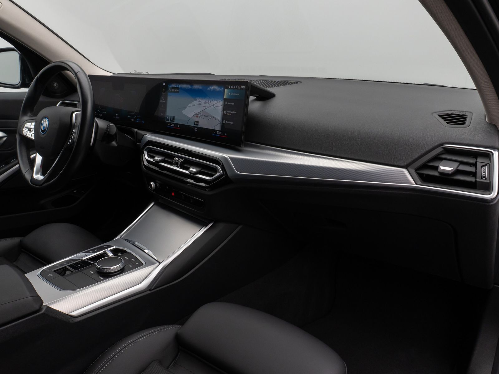 Fahrzeugabbildung BMW 320e Kamera HUD DAB H/K AHK Stop&Go Sport LED