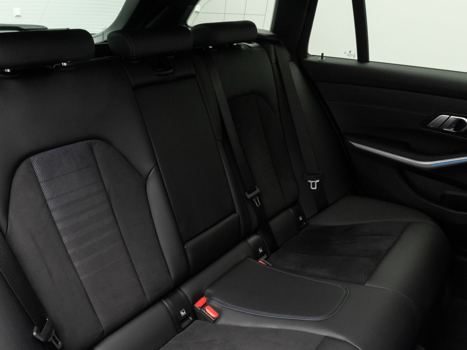 Fahrzeugabbildung BMW 330e  M Sport Laser Kamera HUD DAB HiFi Komfort