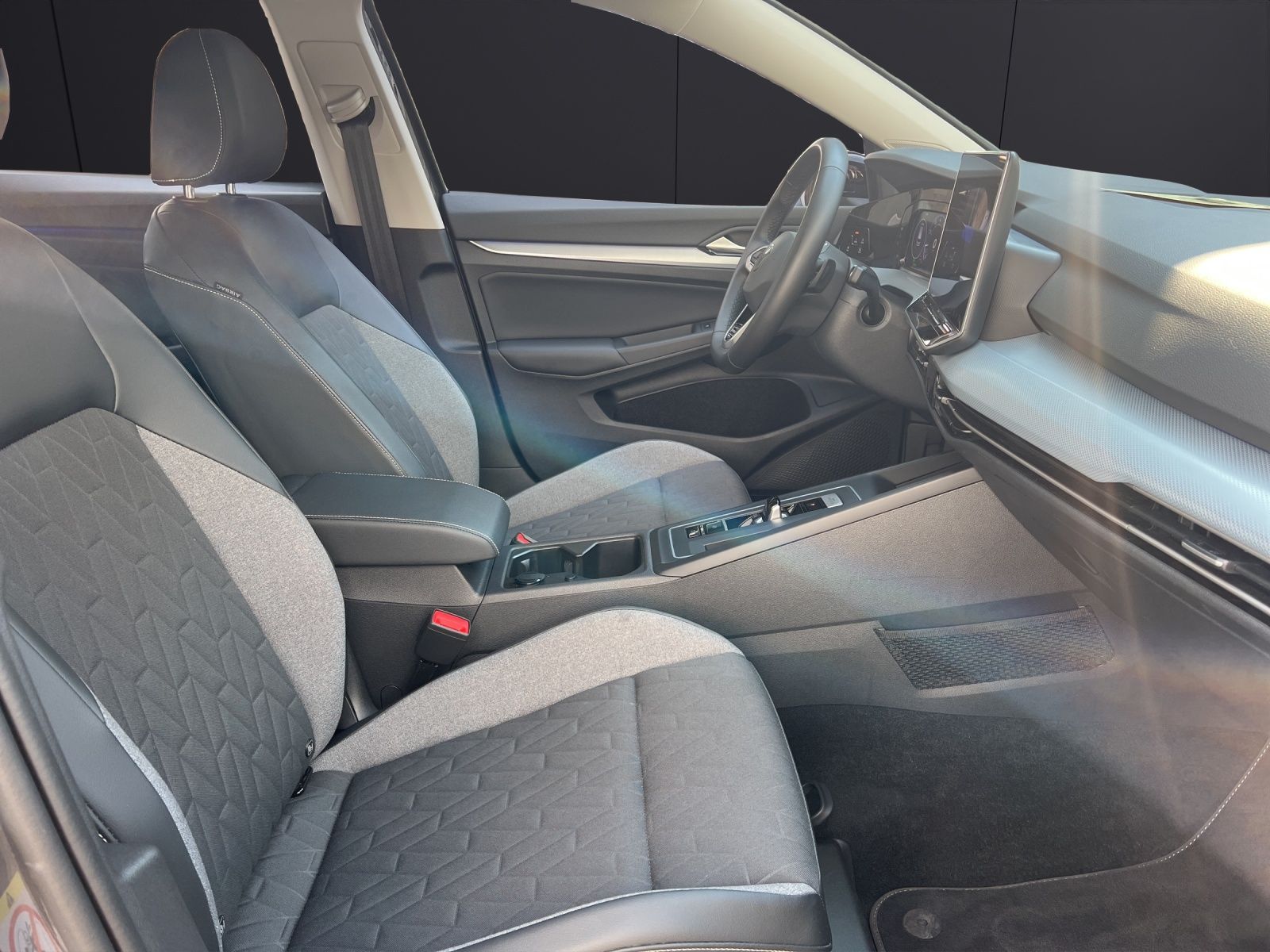 Fahrzeugabbildung Volkswagen Golf VIII Variant TSI Energy DSG LED Navi AID AC