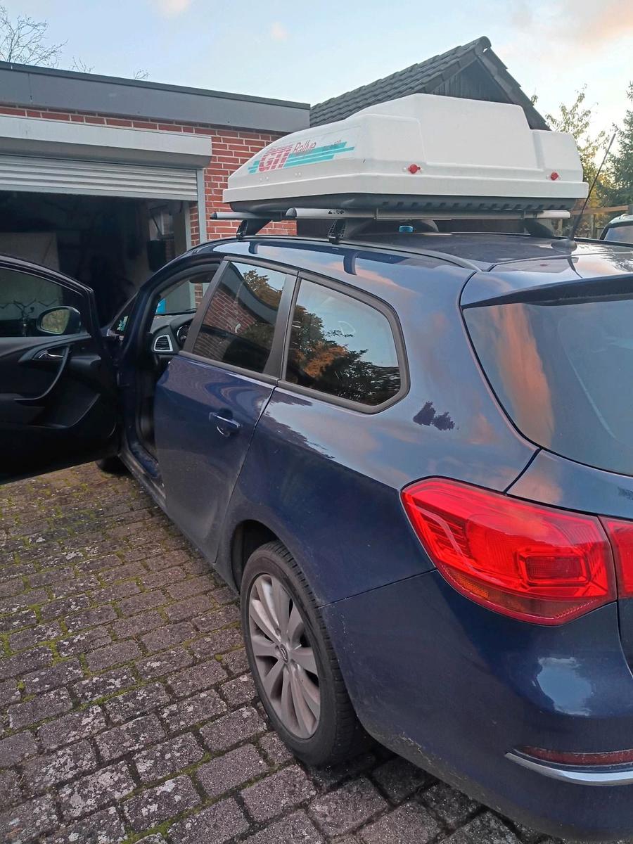 Opel Astra 2015 — rear view