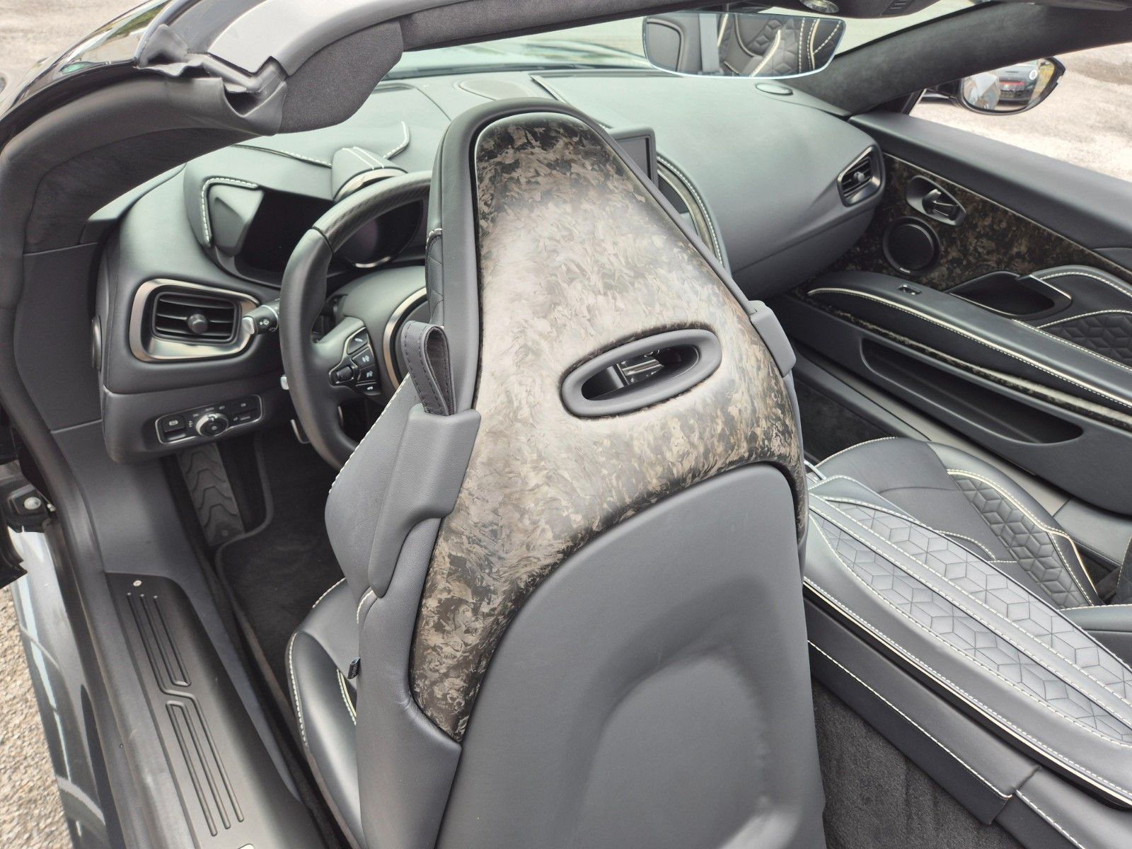 Fahrzeugabbildung Aston Martin DBS 5.2 V12 Volante/Werksgarantie 09/27/1A