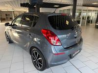 Hyundai i20|Automatik|Tempomat|S.dach|PDC|8-fach bereift