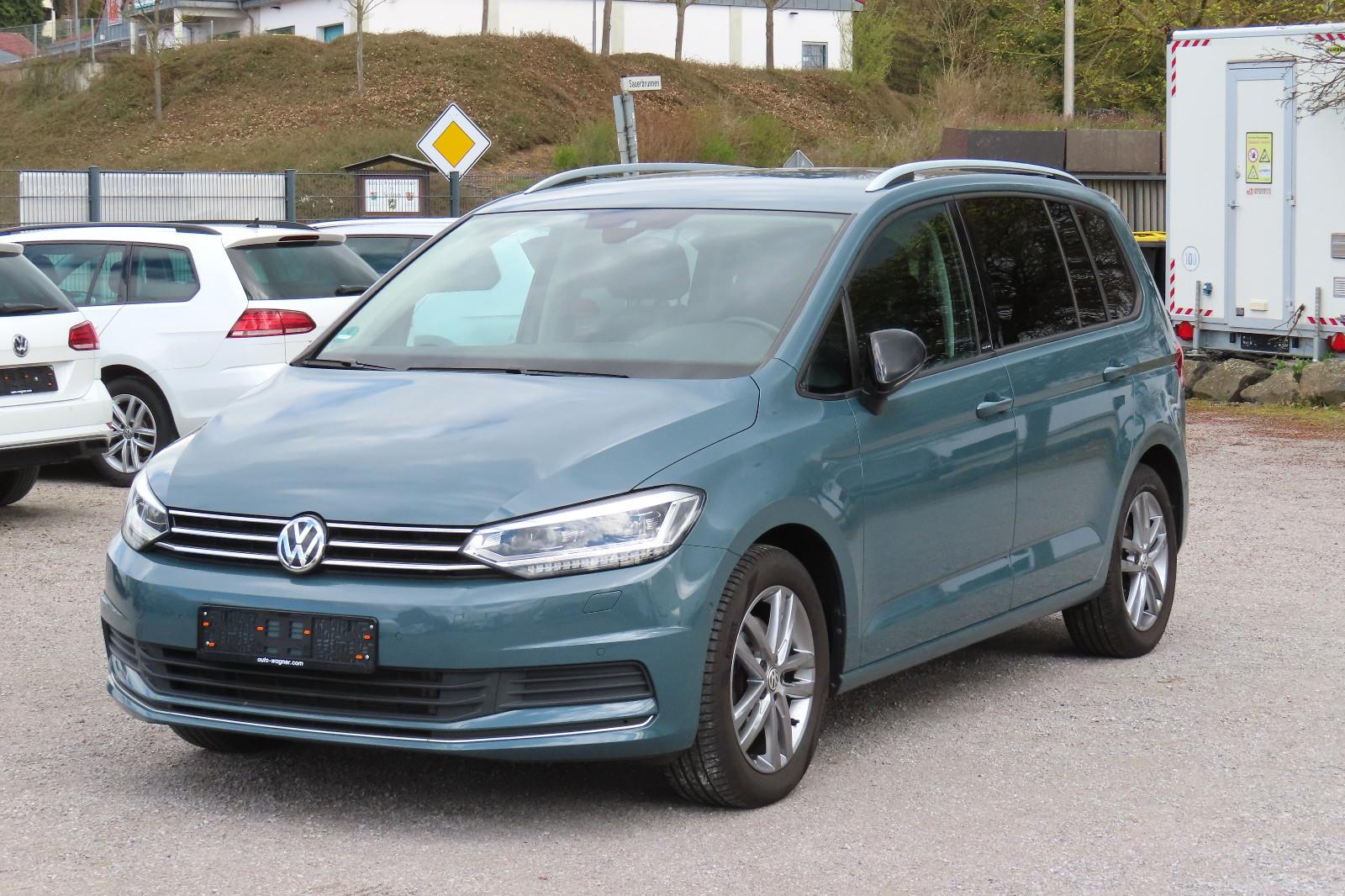 Volkswagen Touran 2,0 TDi DSG IQ. Navi CarPlay LED ACC AHK
