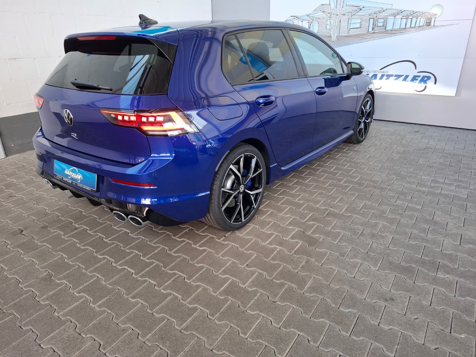 Fahrzeugabbildung Volkswagen Golf VIII Lim. R 2.0 TSI 4M. +ACC +IQ.Light +DCC