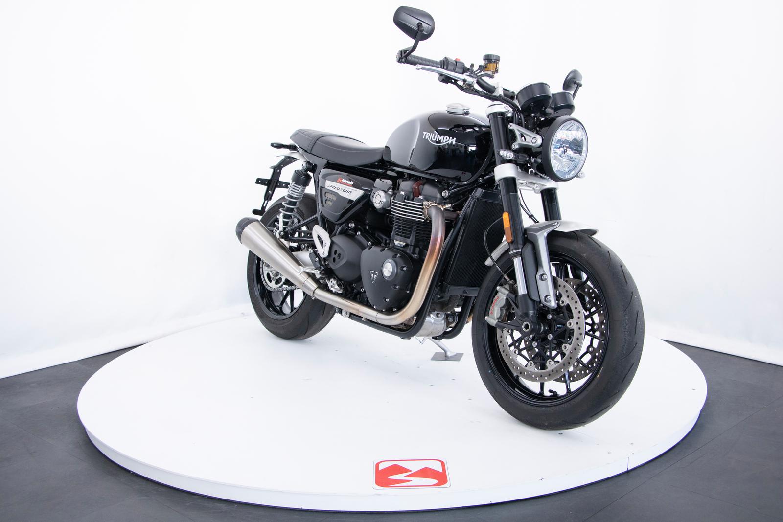 Triumph SPEED TWIN 1. Hand