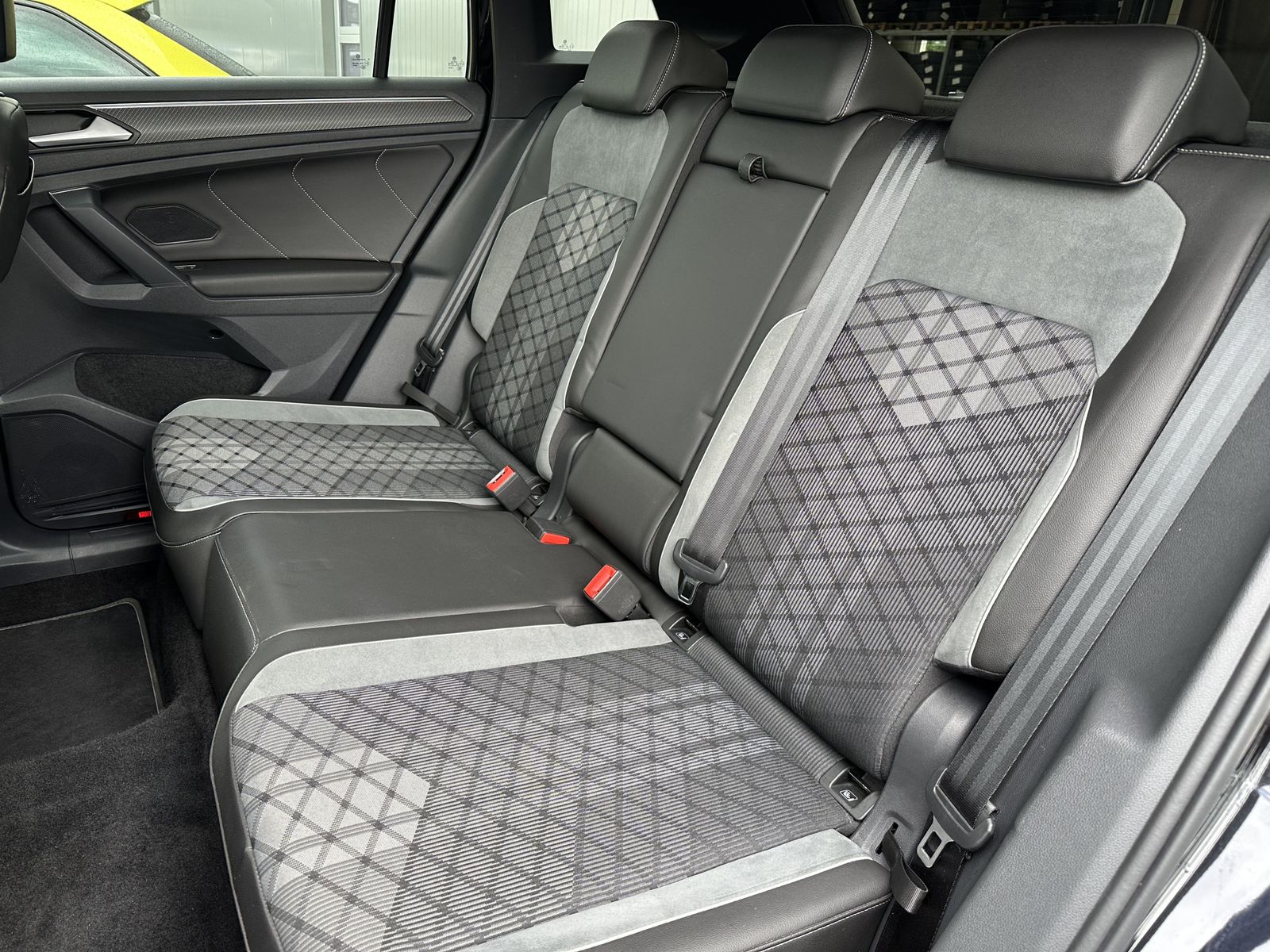 Fahrzeugabbildung Volkswagen Tiguan 2.0 TDI DSG R-Line Black NAV+LED+ACC