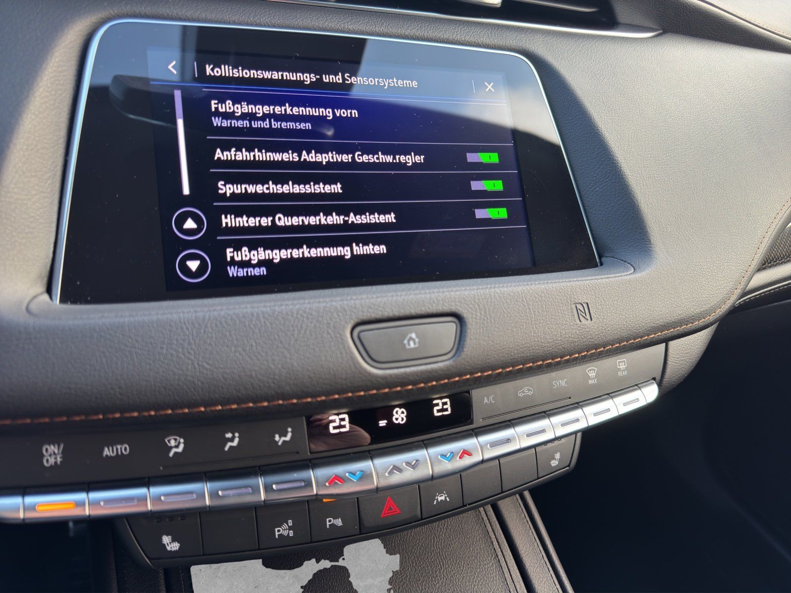 Fahrzeugabbildung Cadillac XT4 Sport 350D AWD SHZ/HUD/NAVI/LED/DT. FZG/SCHE