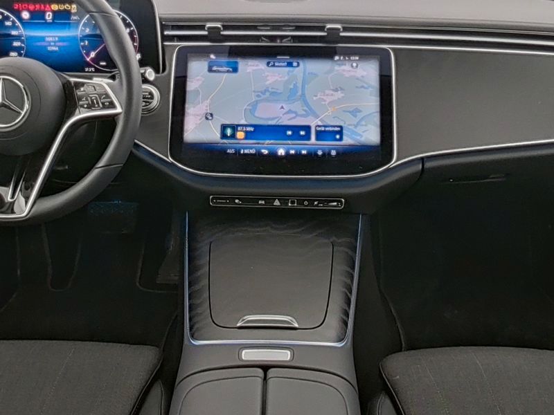 Fahrzeugabbildung Mercedes-Benz E 200 T Avantg. Distronic+ AHK Navi LED KAM SHZ