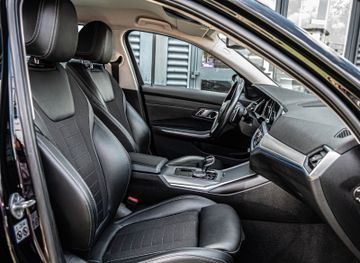 Fahrzeugabbildung BMW 330i Lim. Sport Line|KAMERA|AUTOMATIK|DISPLAYKEY