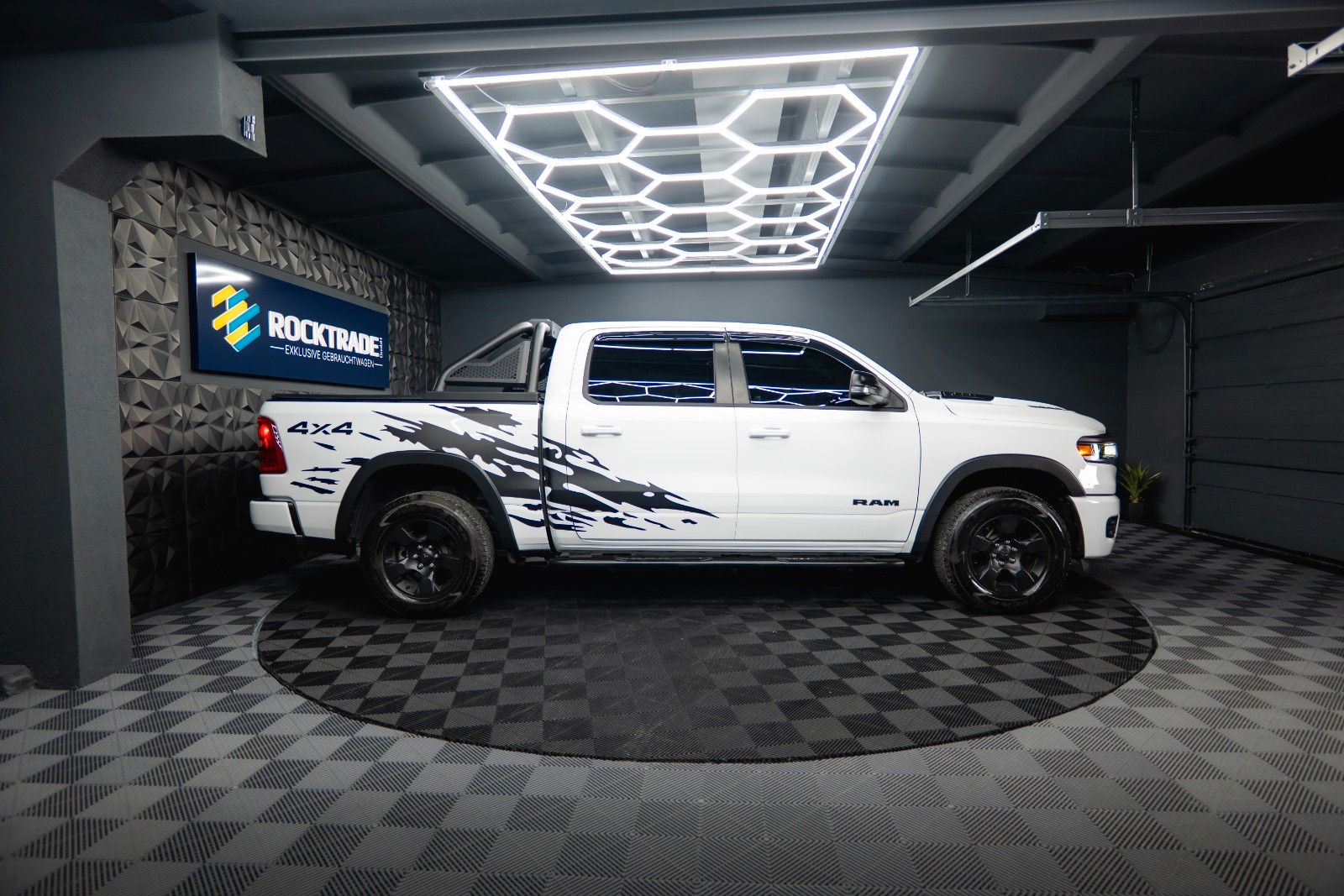 Fahrzeugabbildung Dodge RAM 3.6 V6 MY 25 Offroad Night-Paket ACC LED 19%
