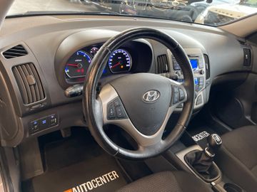 Hyundai i30 *TEMPOMAT*SZHZ*KLIMAAUTOMATIK*PDC*