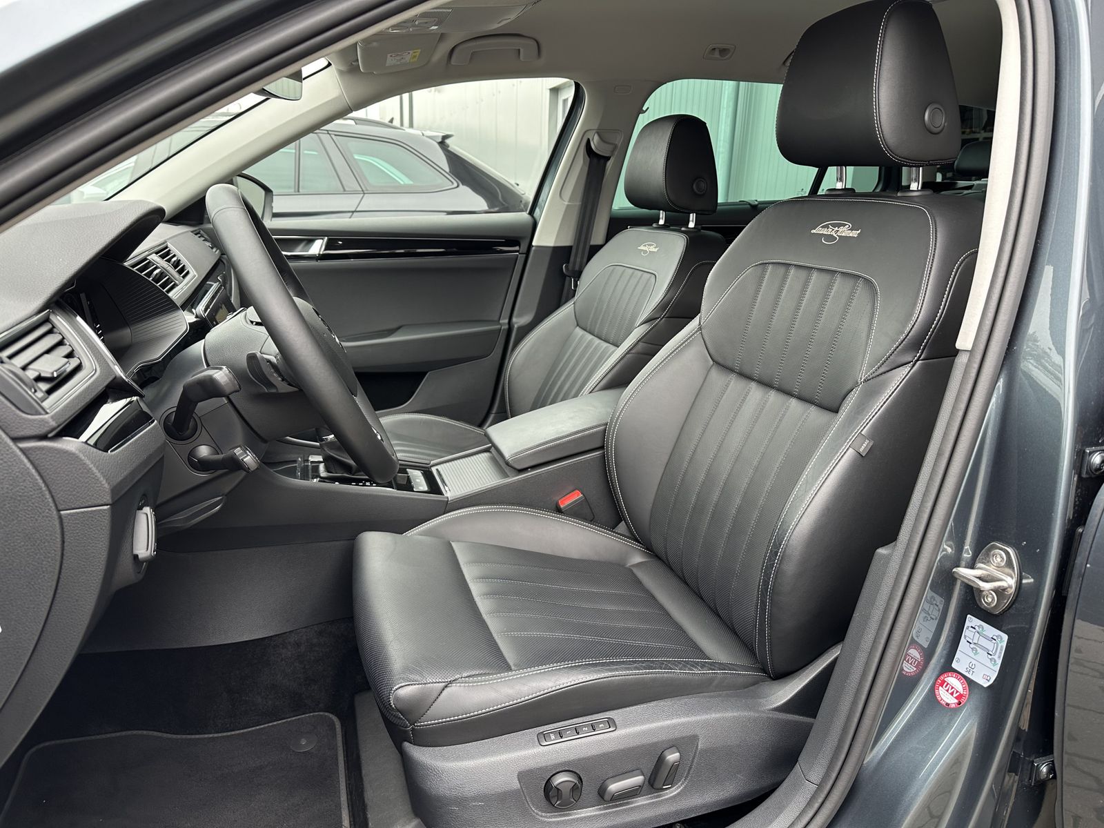 Fahrzeugabbildung SKODA Superb Combi 2.0 TDI DSG L&K NAV+MATRIX+AHK+ACC