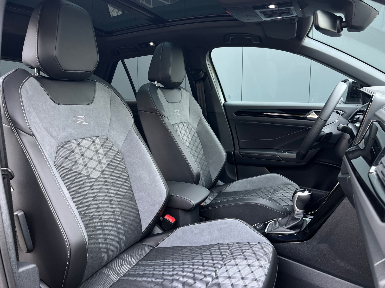 Fahrzeugabbildung Volkswagen T-Roc R-Line 2.0 TSI DSG 4MOTION *AHK, IQ.Light,