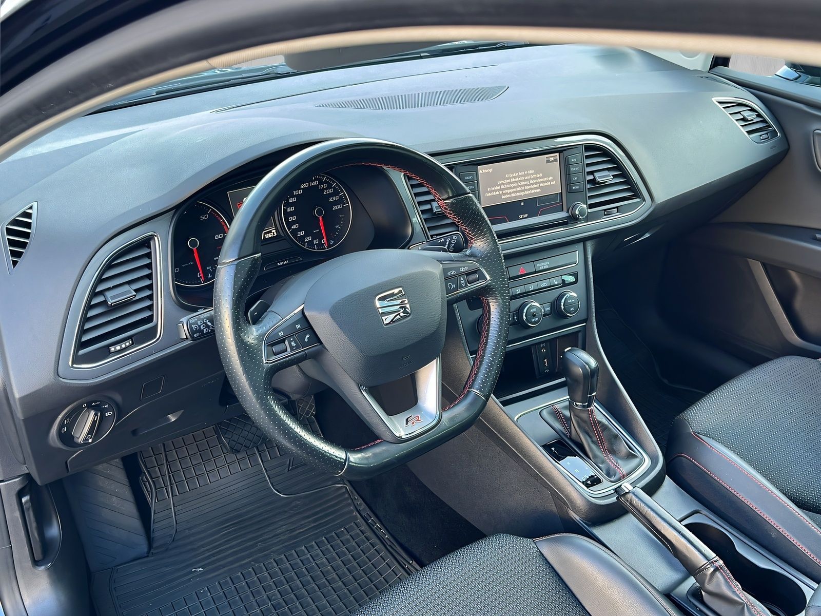 Fahrzeugabbildung SEAT Leon 2.0 TDI ST FR DSG NAVI PANO LED TEMPOMAT