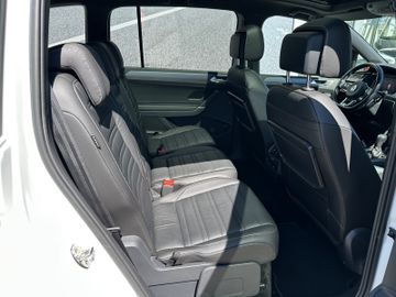 Fahrzeugabbildung Volkswagen Touran 2.0 TDI R Line Pano Leder ACC Standh. 18"