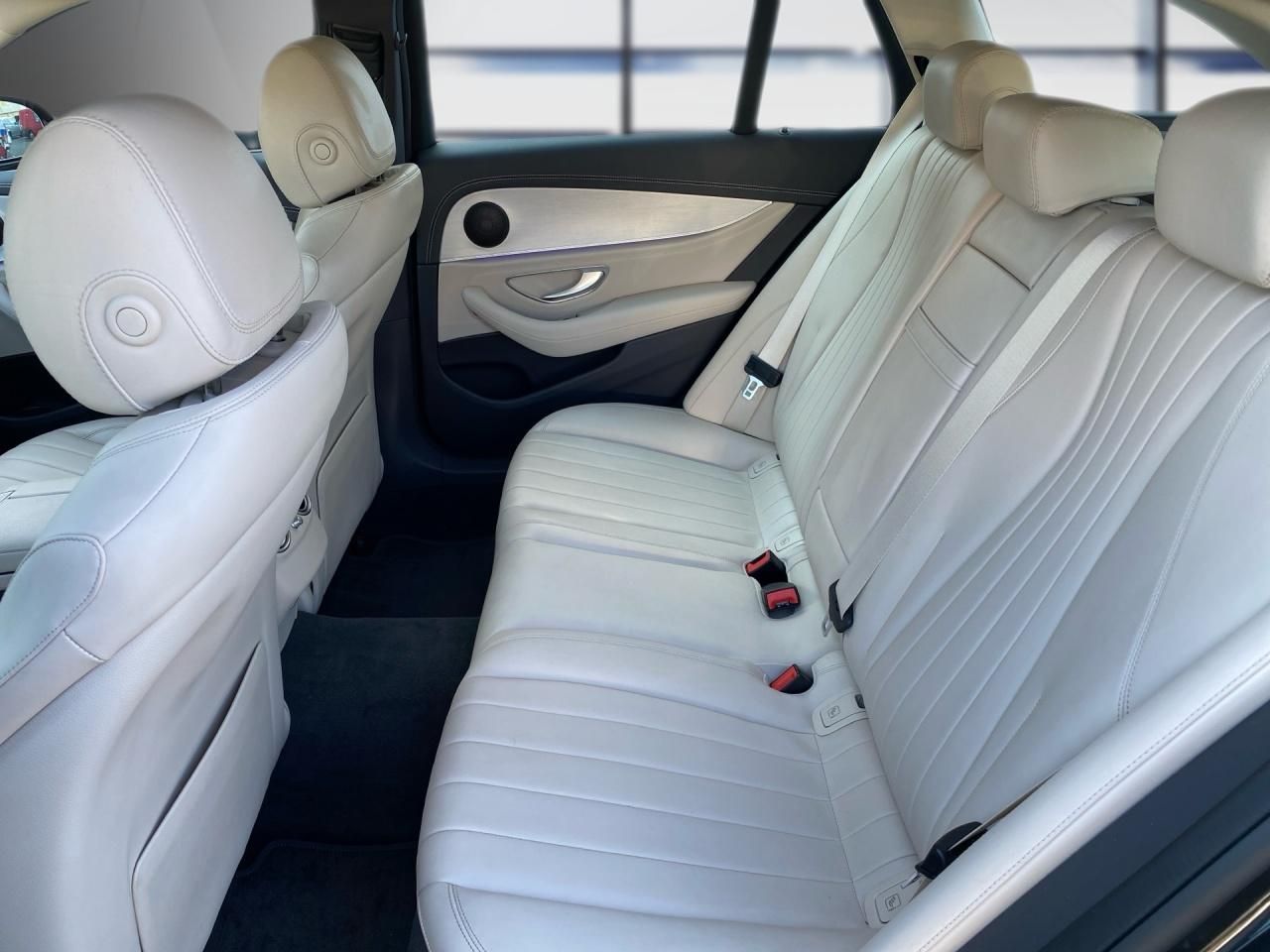 Fahrzeugabbildung Mercedes-Benz E 300de 4M T WIDESCREEN+AHK+EASYPACK+AMBIENTE+