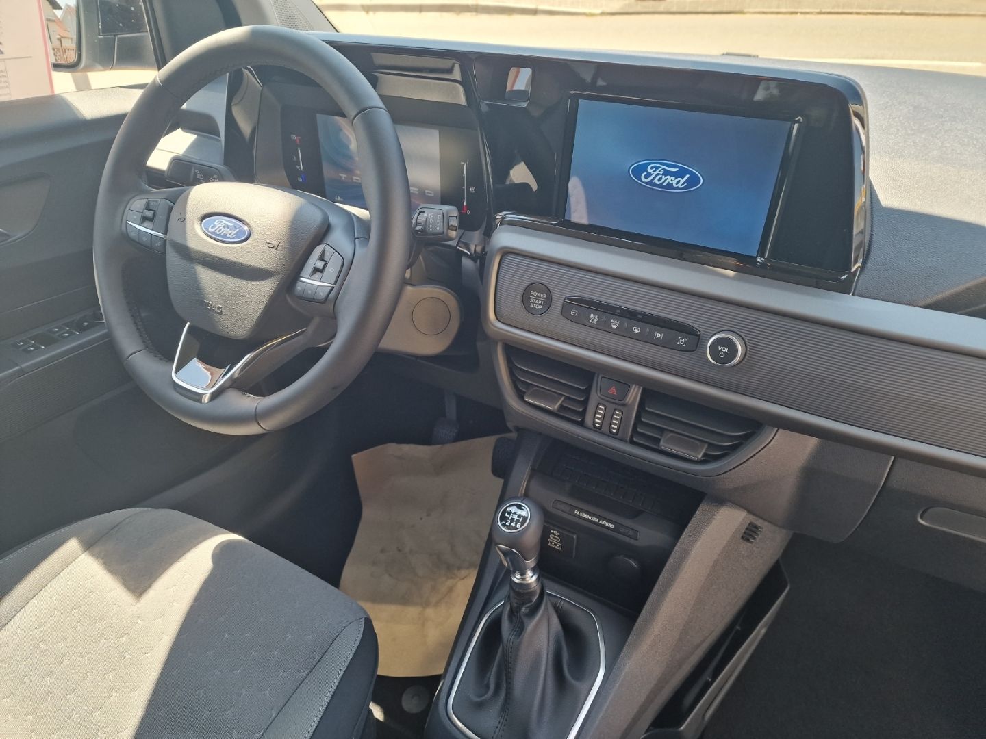 Fahrzeugabbildung Ford Tourneo Courier Titanium Klimaautom DAB SHZ Lenk