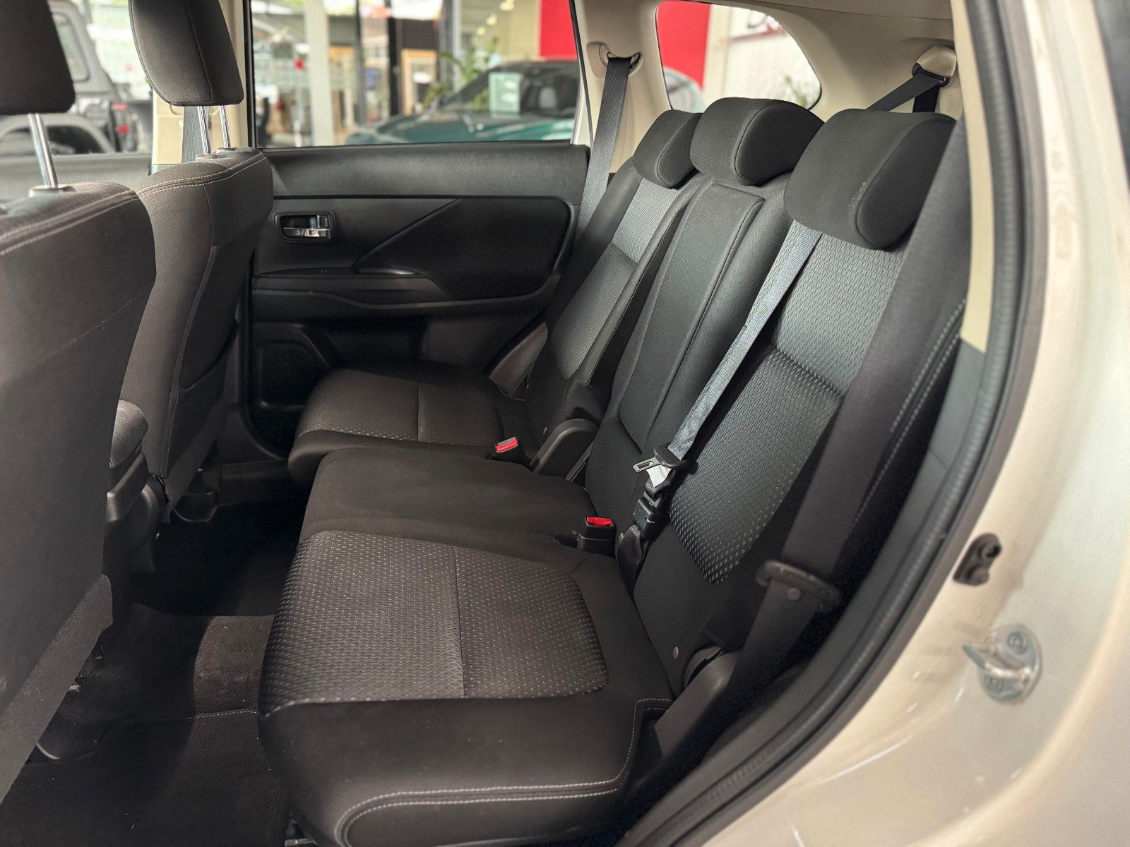 Fahrzeugabbildung Mitsubishi Outlander 2.2 DI-D Plus 4WD  NUR HÄNDLER/GEWERBE