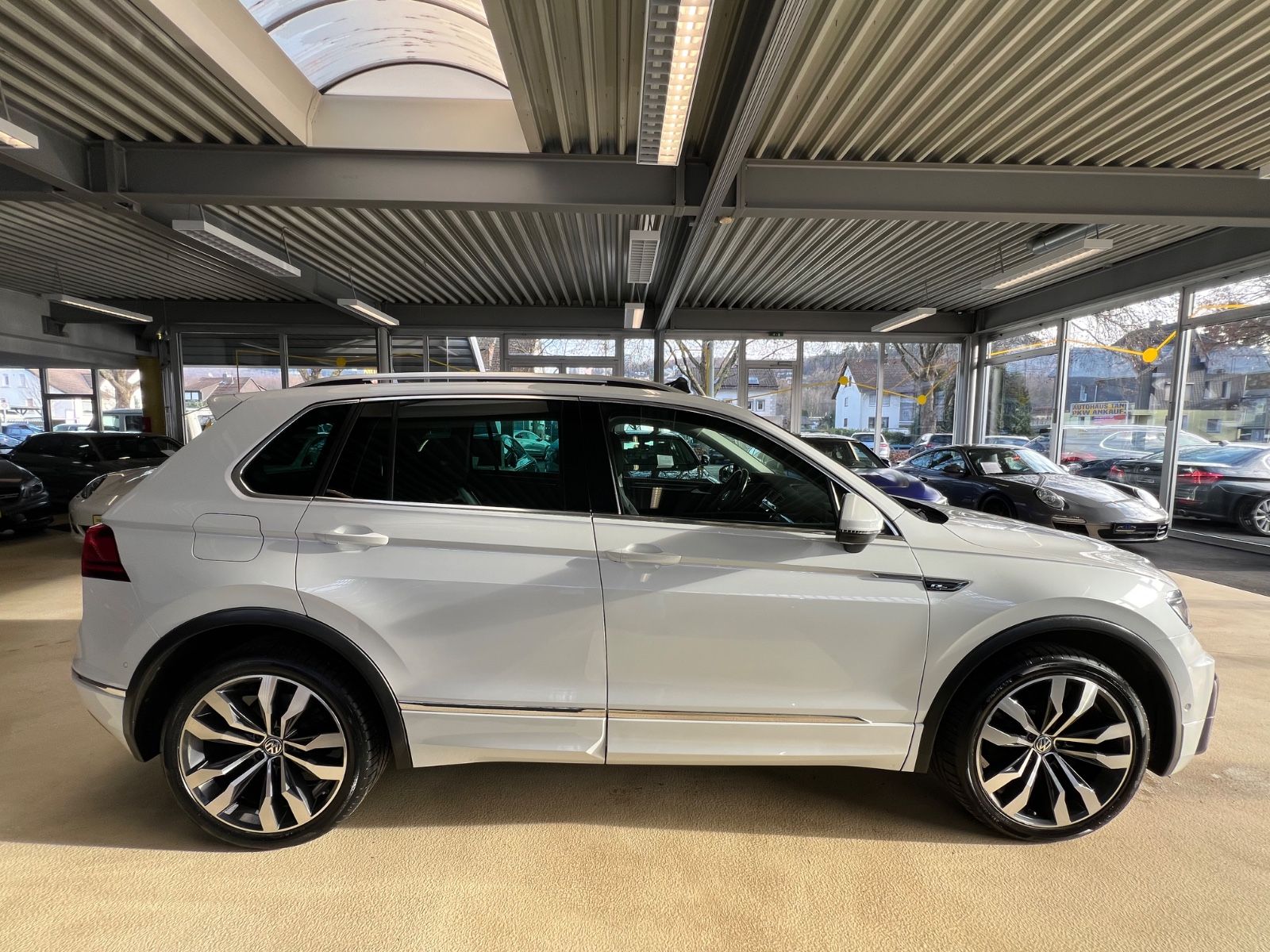 Fahrzeugabbildung Volkswagen Tiguan Highline DSG 4Motion R LINE VIRTUAL*PANO*