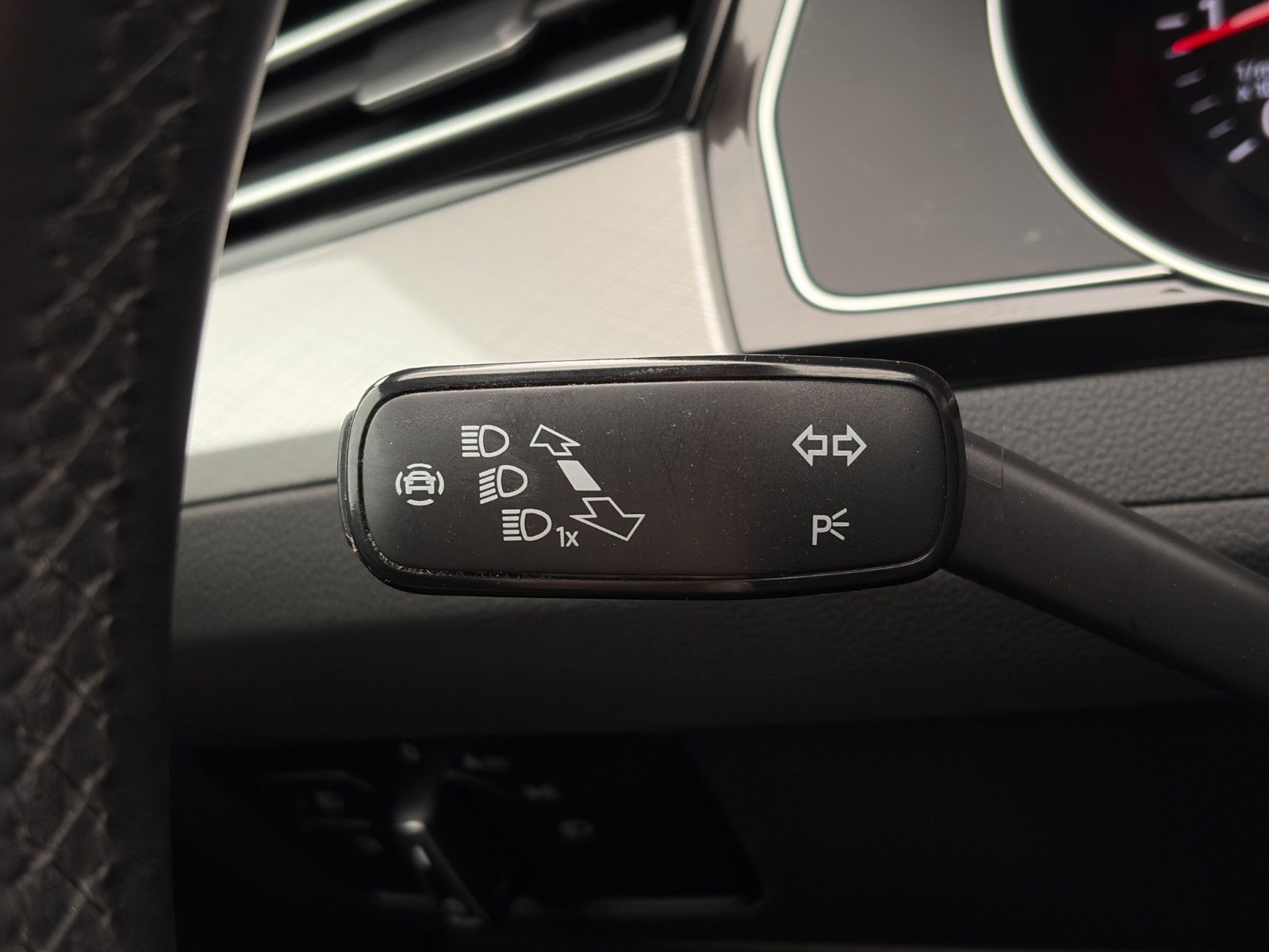 Fahrzeugabbildung Volkswagen Passat Variant 2.0 TSI Buisness Kamera LED ACC