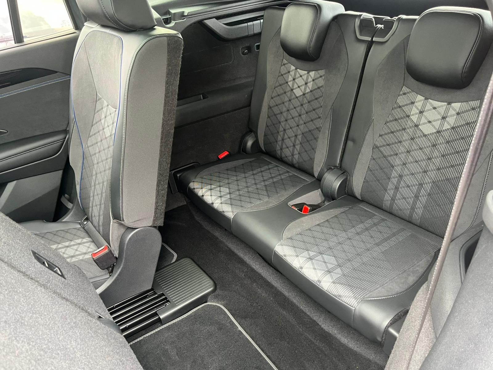 Изображение автомобиля Volkswagen Tayron 2.0 TDI 4M R-Line BLACK*7Si*MATRIX*PANO